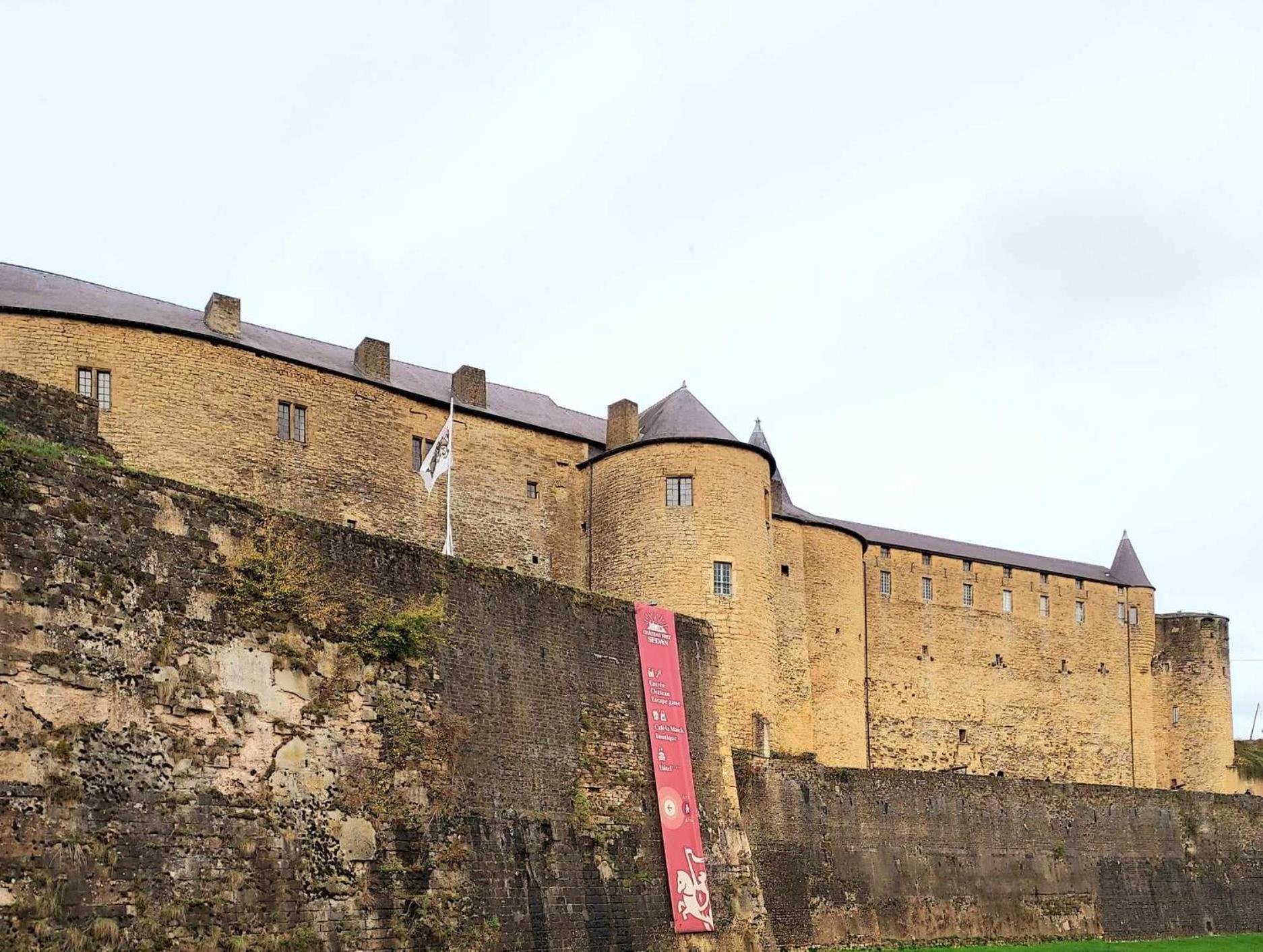 L'Elegant Des Remparts, Vue Sur Chateau Fort Sedan Buitenkant foto